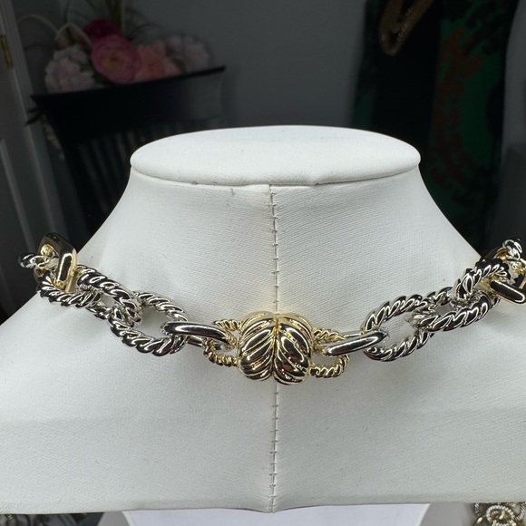 TWO TONE LINK TOGGLE NECKLACE - Picture 3 of 3